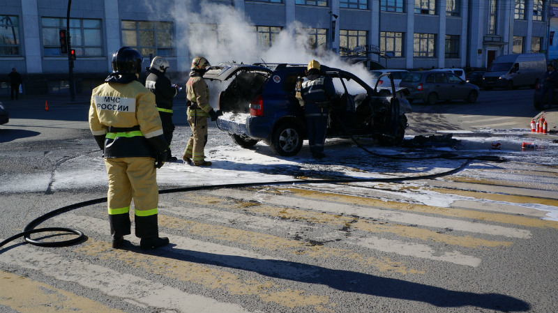 На перекрёстке Троицкий-Воскресенская сгорел автомобиль известного телеведущего