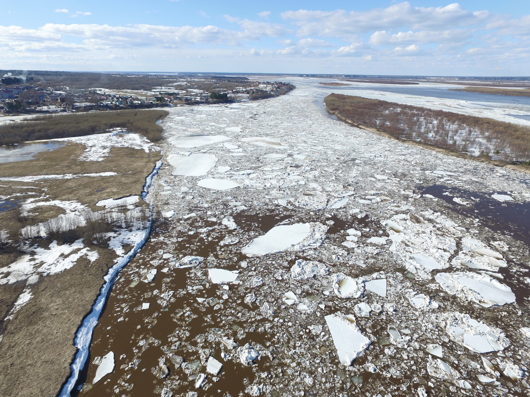 Затор в 12 километров образовался во время ледохода в Архангельской области