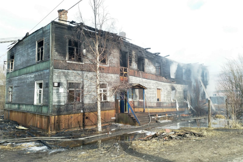 Сильный ветер привлёк на ликвидацию пожара в Архангельске семь пожарных расчётов