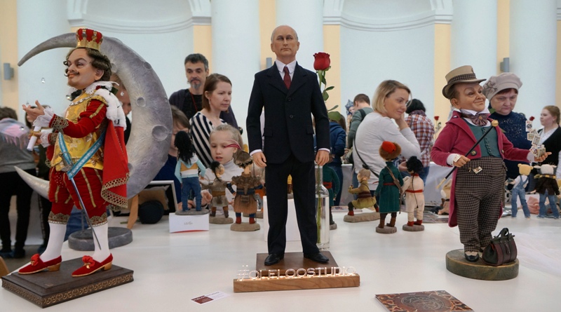 Кукла Путина вышвыривает из Зазеркалья