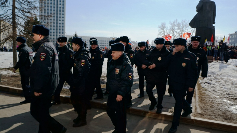 Полицейские покидают митинг в Архангельске