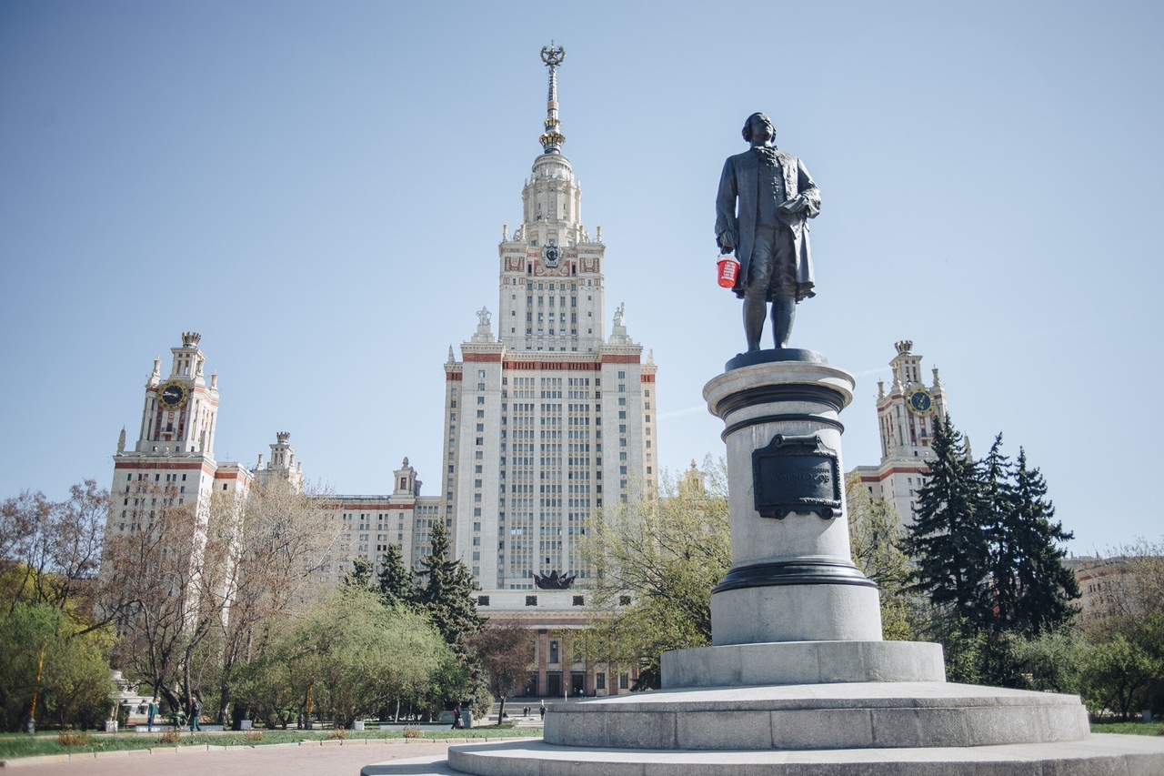 На памятник Ломоносову у МГУ в Москве повесили мусорное ведро