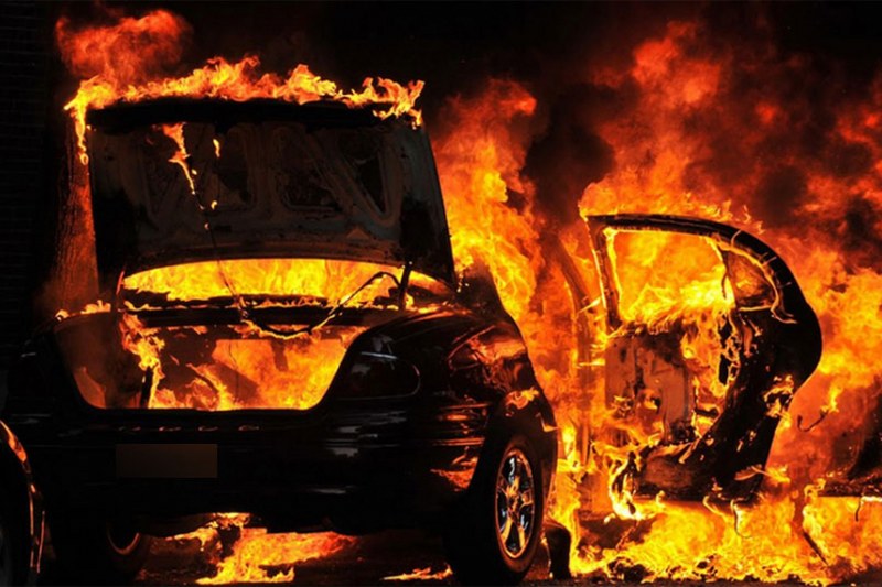 Три автомобиля горели минувшей ночью в Архангельске