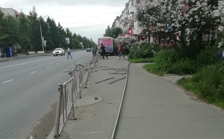 Пассажирский автобус протаранил ограждения на Троицком проспекте