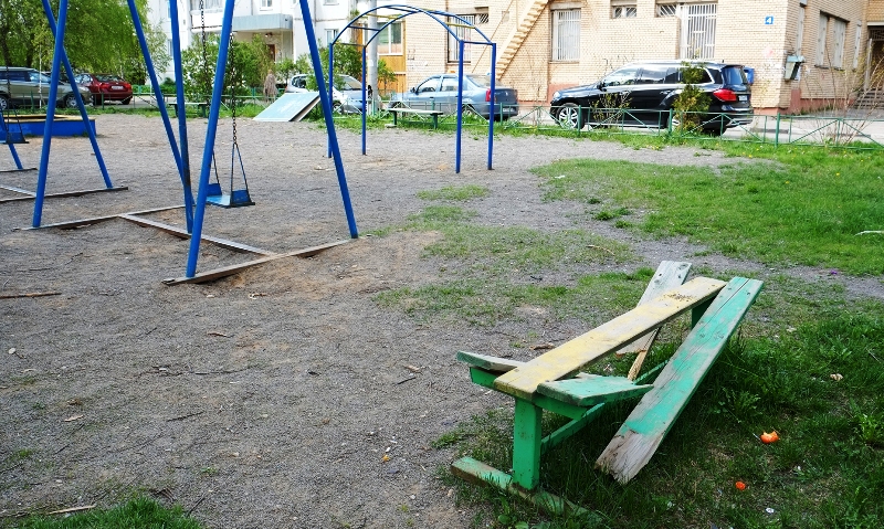 В Коряжме по требованию прокуратуры демонтируют опасные детские площадки