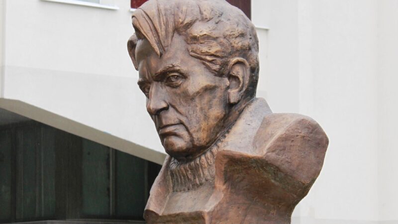 Памятник Фёдору Абрамову в Архангельске обмыли… дождём