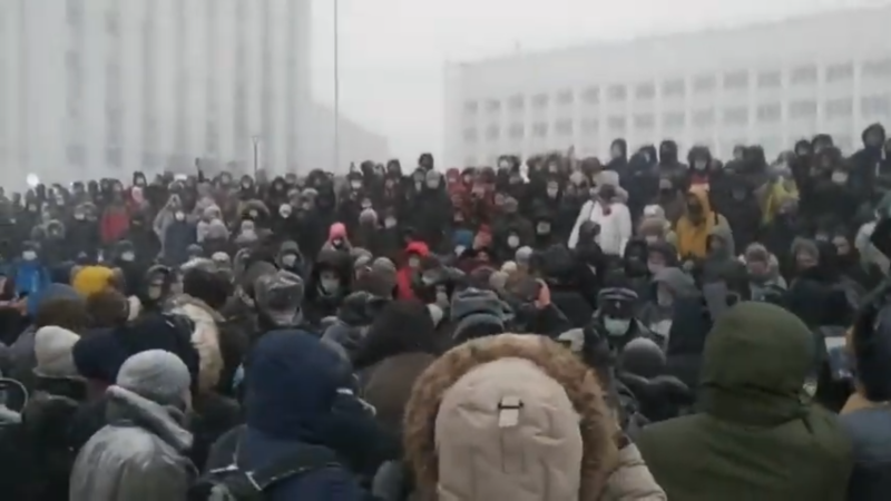 На митинге в поддержку Навального в Архангельске произошла драка с полицейскими