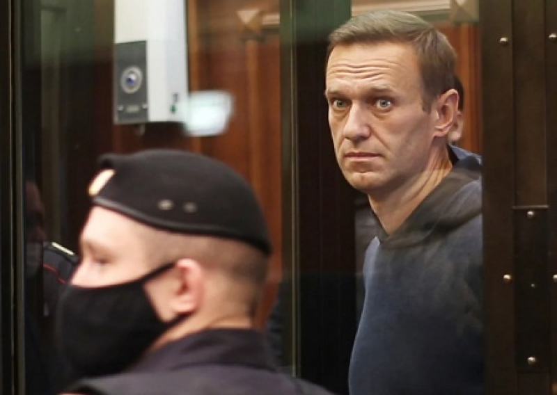 Суд отправил Навального в колонию на 2 года 8 месяцев