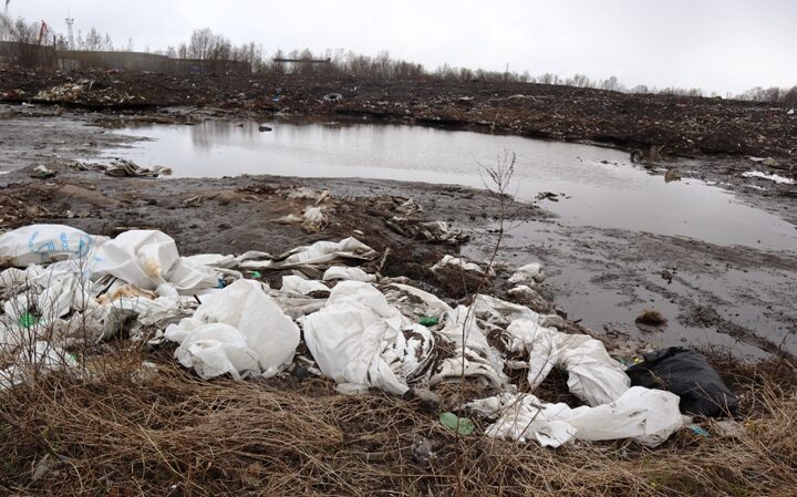 В Архангельске снежный полигон превратили в мусорный
