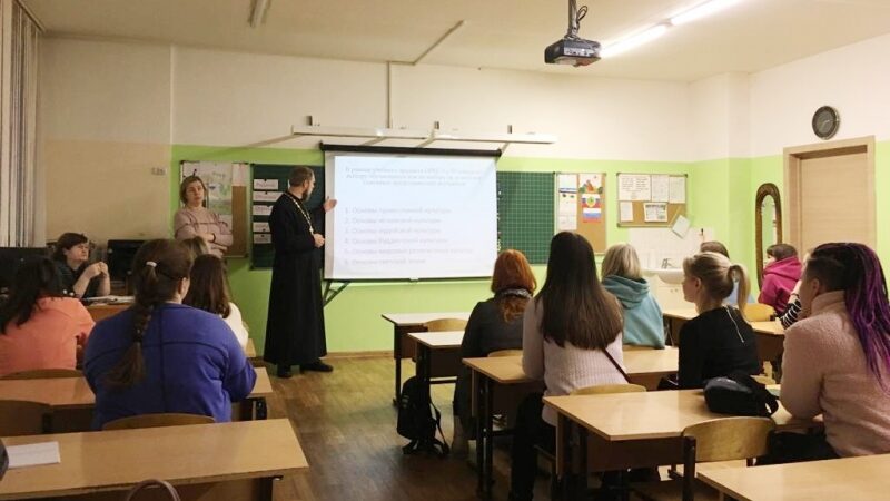 Священники пропагандируют основы православия среди родителей в Архангельске