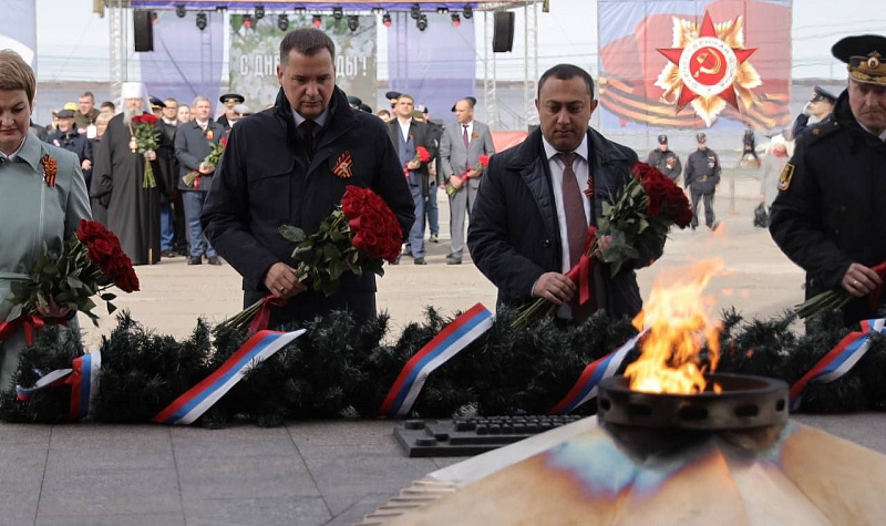 Представители Армении возложили цветы к Вечному огню в Архангельске