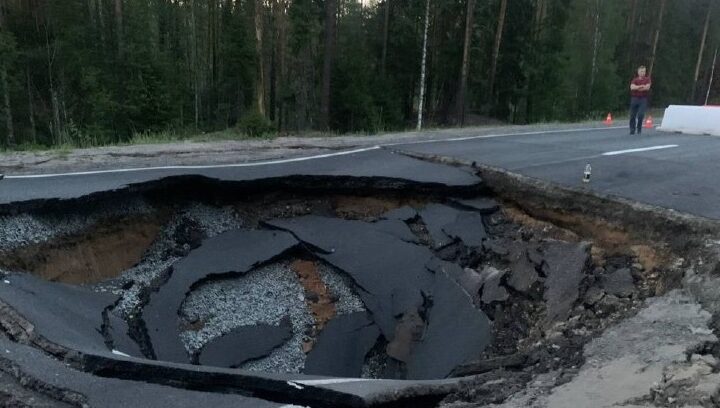 В Архангельской области ликвидируют провалы на дорогах