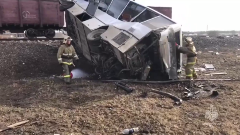 Поезд Архангельск-Москва столкнулся с автобусом, погибли 8 человек